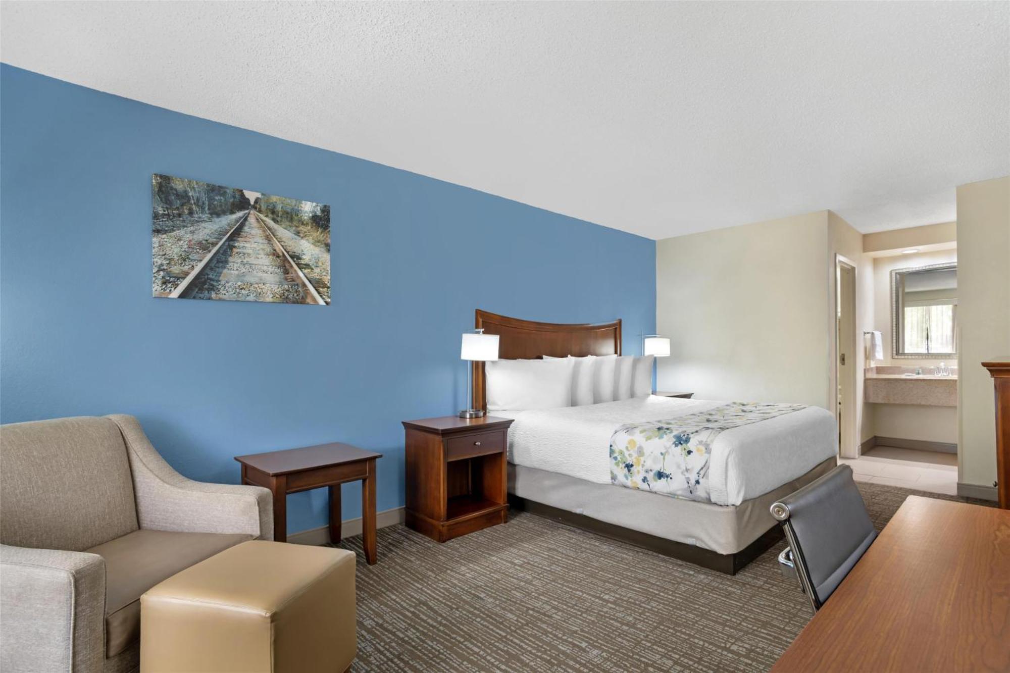 Western & Hotel 3*
