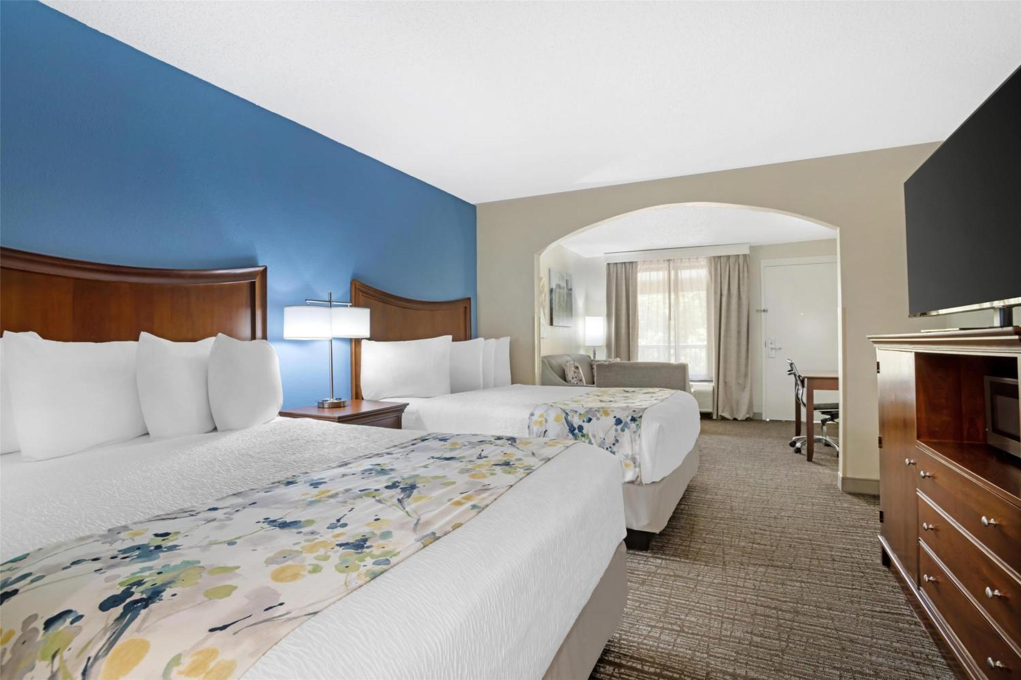 Western & Hotel 3*